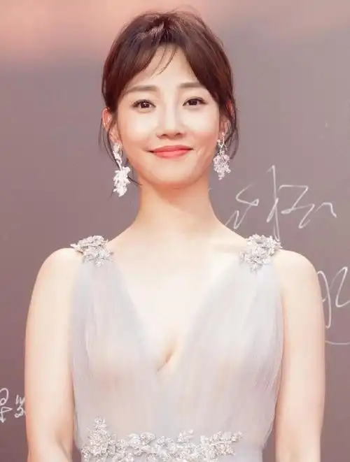 白百何穿透视粉毛衣出席活动,好身材若隐若现,网友:辣眼睛!2