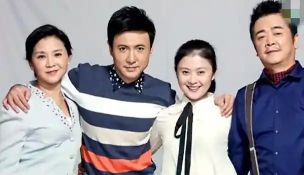 沈腾结婚8周年与妻儿温馨同框5岁儿子变小胖墩岳父岳母罕露面