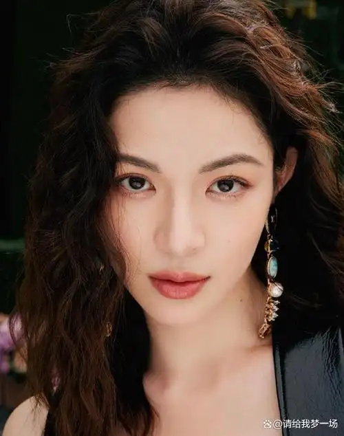 钟楚曦,作为一位备受瞩目的年轻演员,经常以其出色的演技和独特的时尚