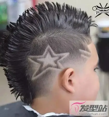 小男孩酷炫发型刻痕短发吸睛帅气