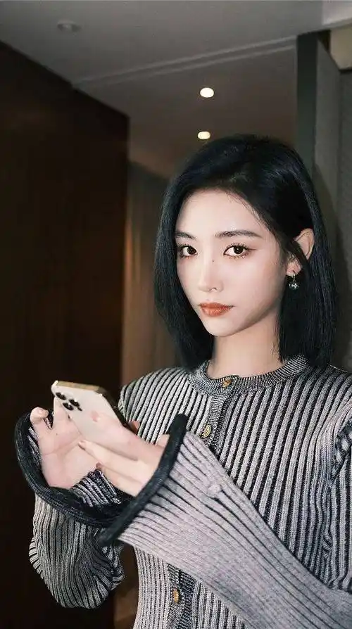 许佳琪条纹毛昵套装显优越身段中分短发眉眼清秀气质养眼