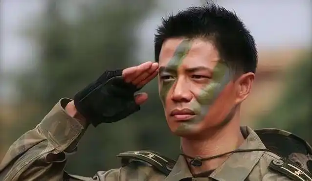 47岁段奕宏犹如年轻小伙,肌肉线条明显,积极健身,摆脱中年危机