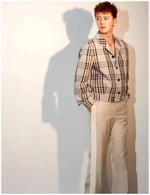 陆绎任嘉伦走机场穿宝蓝色羽绒服叠穿银色运动服更时髦