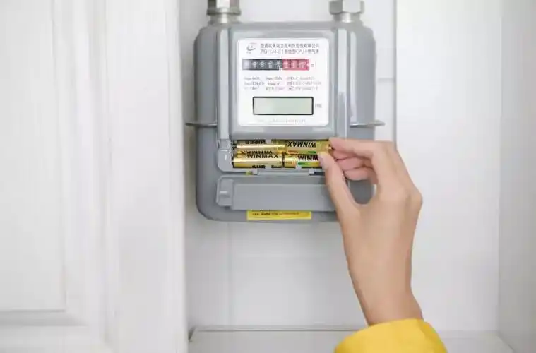 原因二:当表内电池电量耗尽时,燃气表阀门关闭,停止供气,并显示"请换