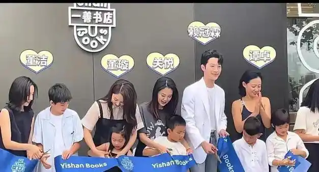 大s具俊晔深夜逛街穿吊带满身纹身欣赏不来二婚比头婚玩得开