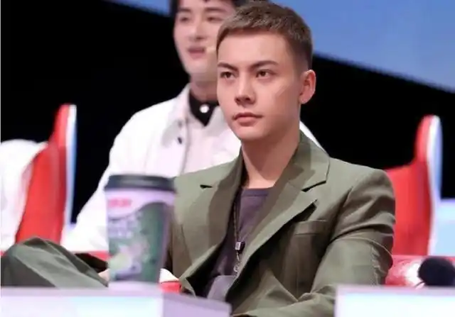 "后起之秀"陈伟霆,一身帅气改发型,短发形象显得更加霸气_网易订阅