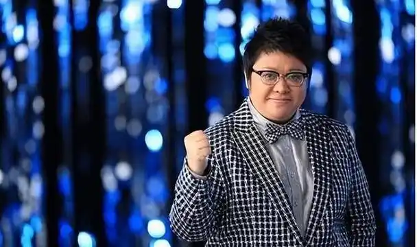 韩红美翻成功!瘦到脸脱相撑不住衣服,网友表示变太多认不出