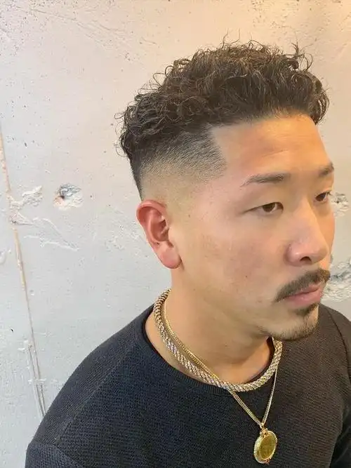 男士发型新风尚两侧铲短头顶烫卷卷