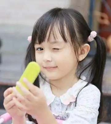 小女孩扎长发发型,灯笼辫发型是特别可爱的款式哦.