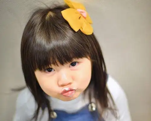 三岁女童齐刘海中长发发型