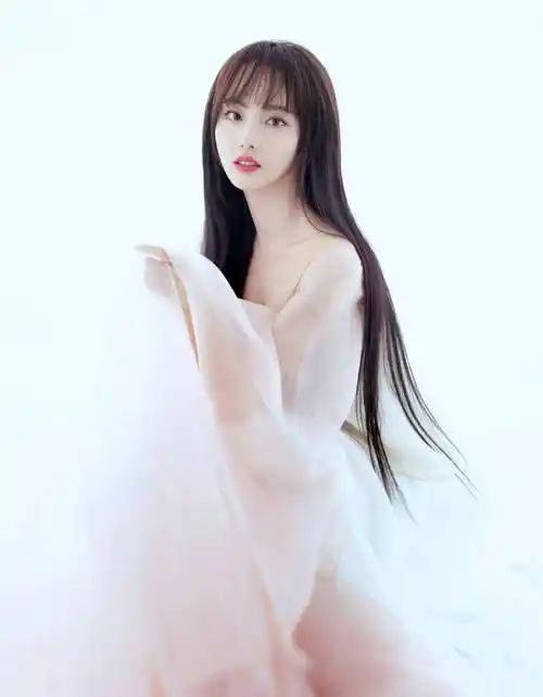 原创张嘉倪真适合古装接回及腰长发穿上粉色轻纱汉服娇美仙气