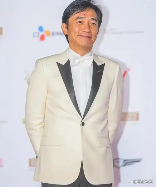 刘嘉玲晒与丈夫同框照,为粉丝签名笑容满面,梁朝伟微醺表情俏皮