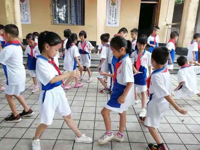 "叮铃铃……"下课啦,同学们兴高采烈地来到操场上进行课间活动,源来