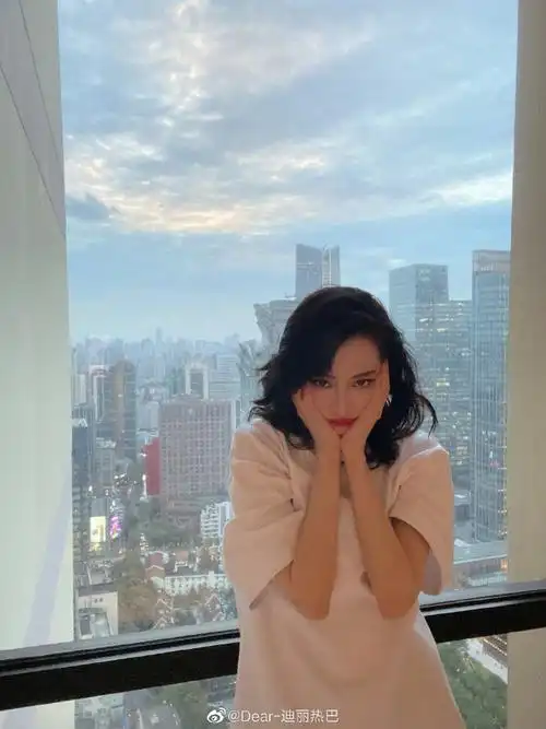 迪丽热巴晒最新自拍嘟嘴卖萌可爱满分