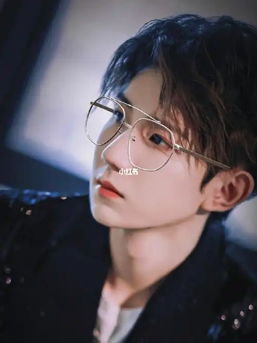 咱源哥戴眼镜有种腹黑的感觉是个啥情况_眼镜_王源_娱乐_明星娱乐资讯