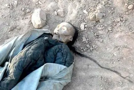 周口清朝干尸被挖出:干尸面部黑色五官可见