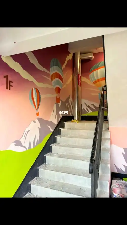 楼梯间彩绘热气球与晚霞