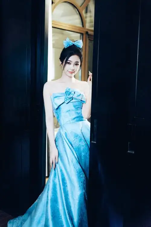 虞书欣水蓝绸缎公主裙夜景大片