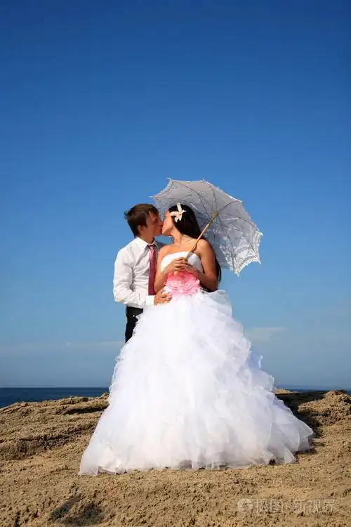 新郎和新娘接吻照片-正版商用图片1bzk6j-摄图新视界