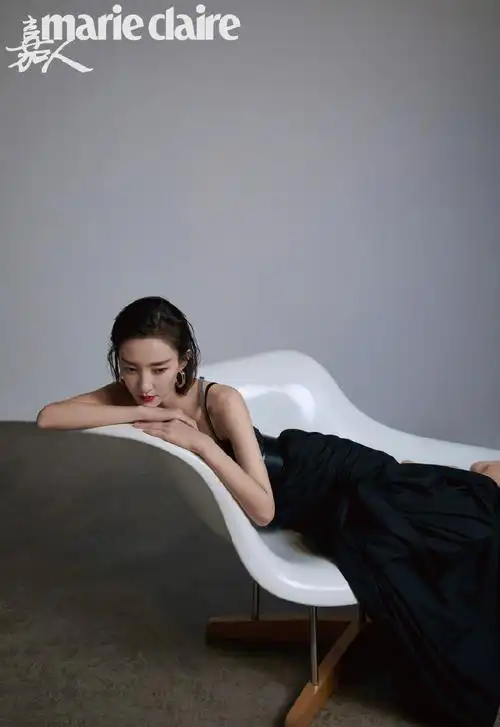 简介:王丽坤性感优雅时尚写真图片,分享一组王丽坤图片给大家,图中的