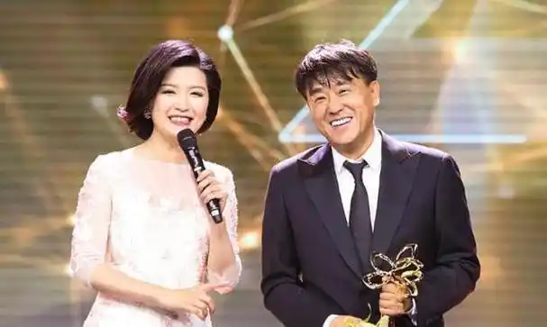 著名演员何冰:有妻万事足,婚后事业飙升,赚的钱全部上交给老婆