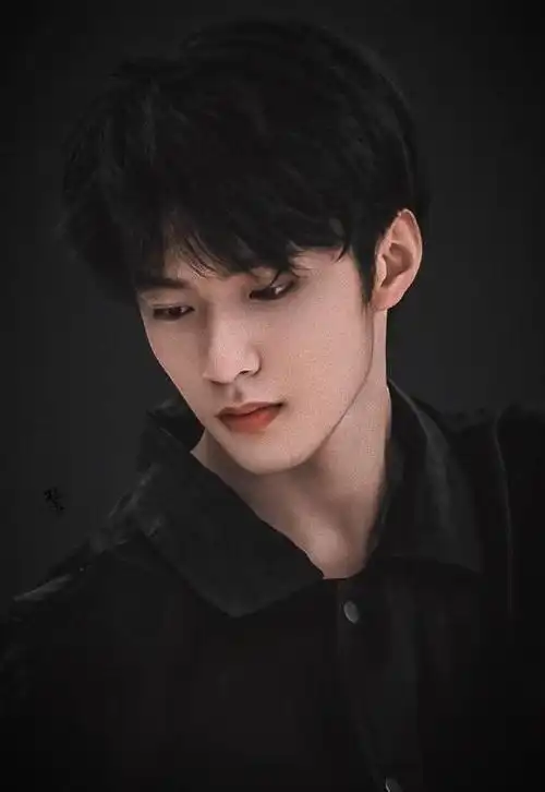 据悉,刘耀文2005年出生,2019年通过男子演唱组合"时代少年团"出道.