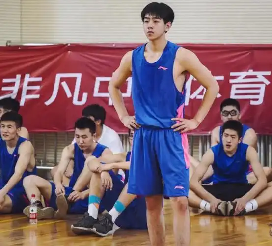 所以,长得好看的小哥哥都被上交到篮球场了吗?_王子瑞