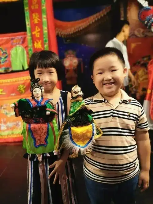 承载未来 ——机幼中四班家庭小分队探访布袋戏侧记_木偶戏