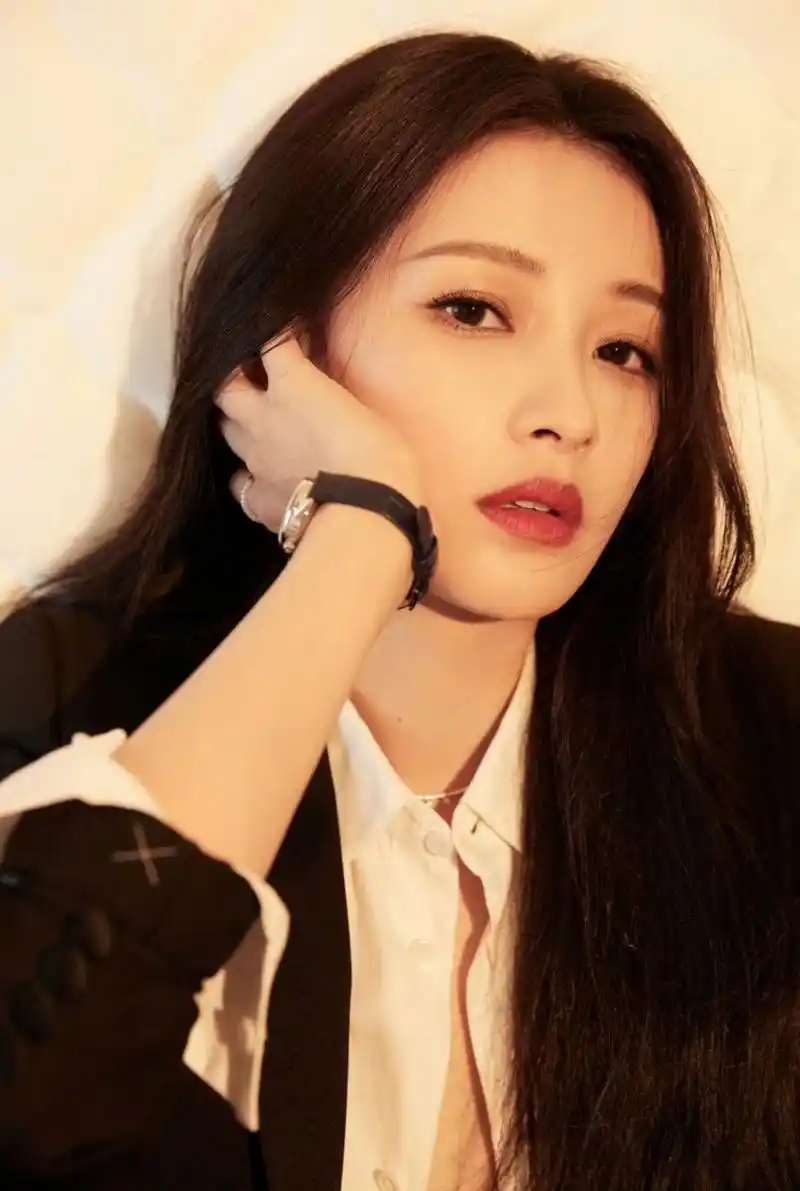 孙怡,黑色西服白衬衫,小性感!