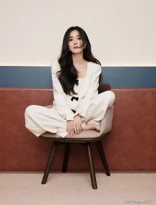原创杨幂新造型好漂亮纯白套装尽显温柔优雅微卷长发散发迷人魅力