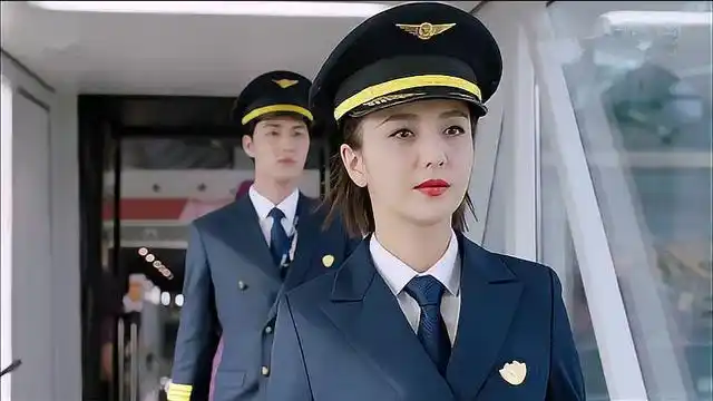 关雨晴婚后首飞,一身机长服配大红唇,气场十足简直帅炸!