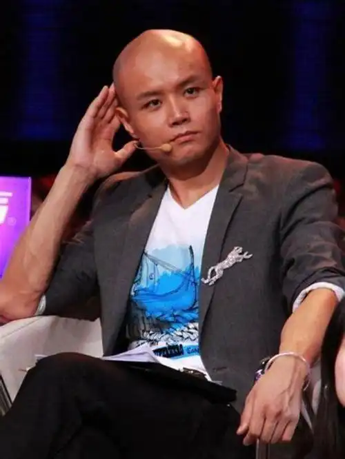 (参考文章:百度百科:48岁主持人乐嘉现状:移居美国,喝天价矿泉水,过着