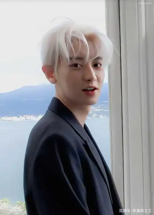 exo灿烈图集:白发西装眼镜杀帅到谁了?