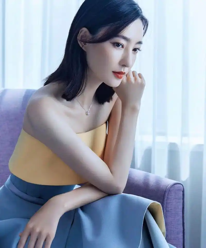 王丽坤身穿一字抹胸裙,真是美得让人心动!