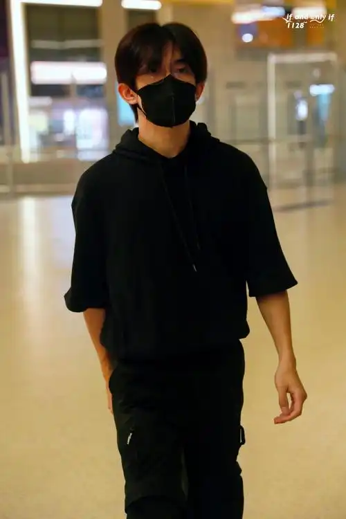 易烊千玺也吃到了浦东机场的苦##易烊千玺 米兰时装周##emporio