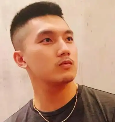 的就是板寸发型了,它是由平头演变而来的,头发只有1~3厘米左右的长度