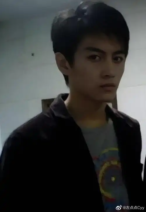 陈晓出道前照片今天看到竟然有说陈晓整容的