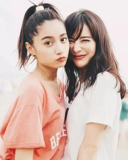 实用"合照心机",让闺蜜出行照成为朋友圈点赞王~|闺蜜|姿势|配饰_新浪