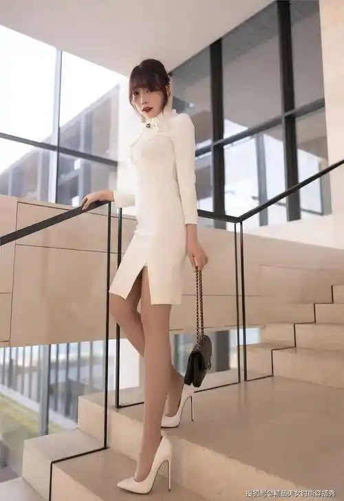 职场光环下的优雅女神 —— 白色连衣裙 透明丝袜 细高跟鞋