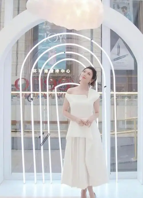 贾静雯越老越懂时尚,一袭吊带礼裙秀身材,曲线迷人令人心动