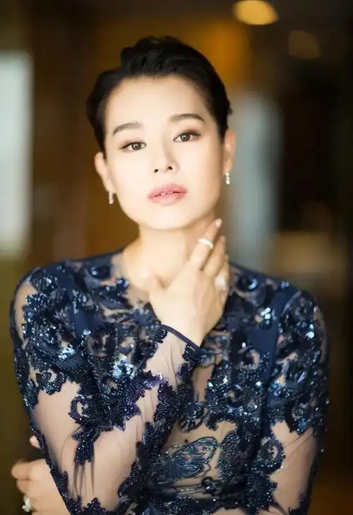 回顾演员胡杏儿嫁大3岁富豪婚后连生三胎如今一家其乐融融