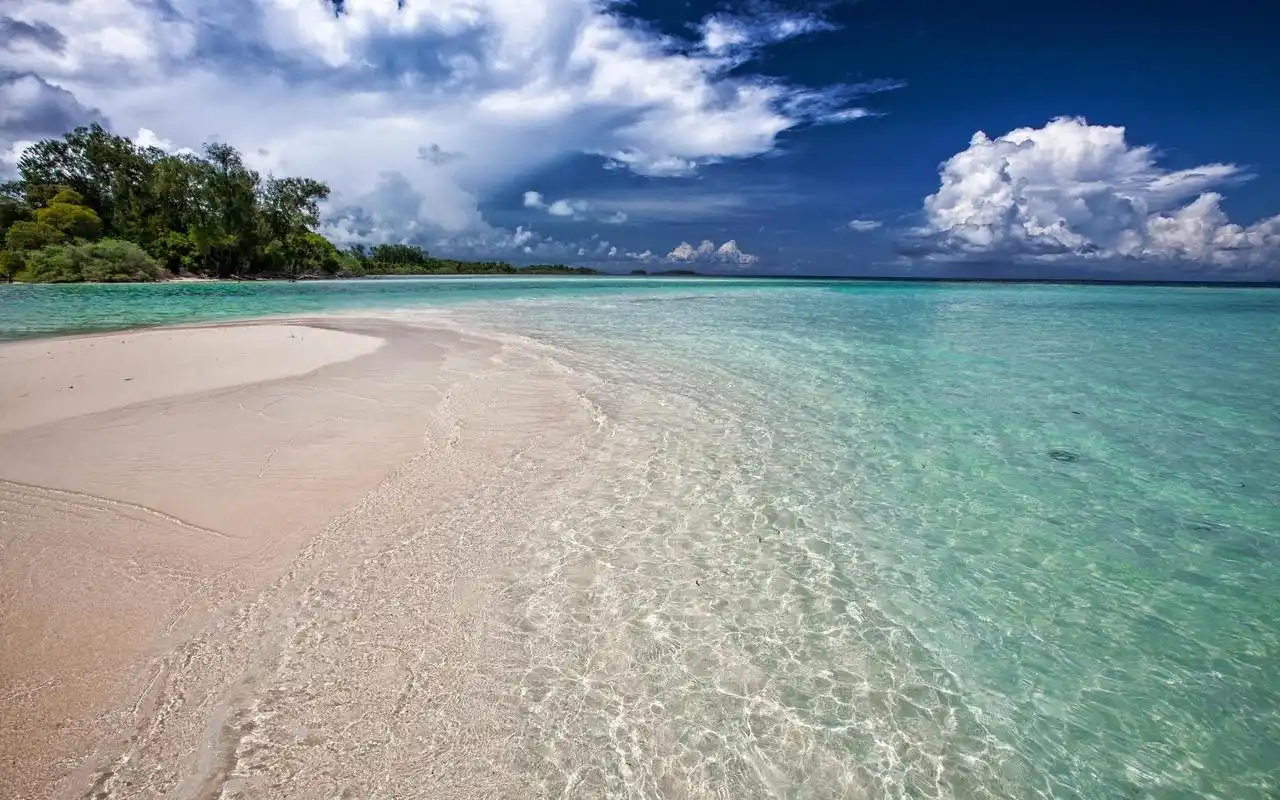 清凉唯美的海滩风景桌面壁纸