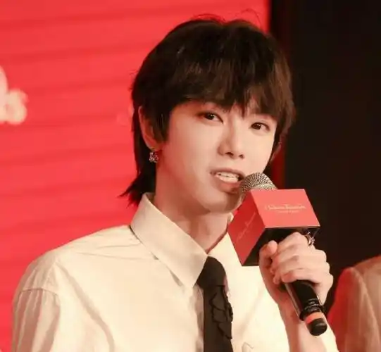 华晨宇入驻蜡像馆,真人假人站一起傻傻分不清,出镜时的脸成焦点_话题