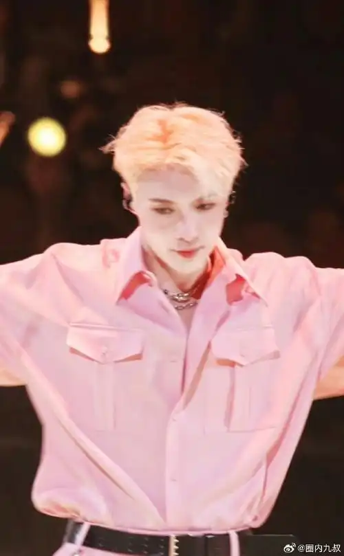 张艺兴粉衣造型直拍