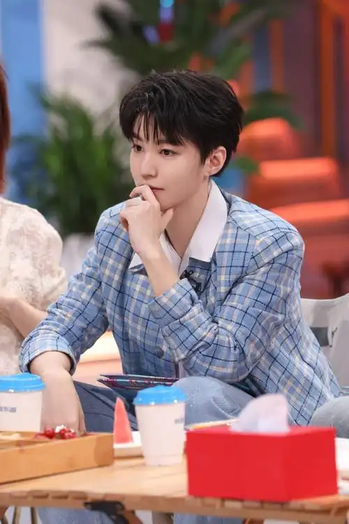 王俊凯爱吃属性大爆发##王俊凯贪吃boy##王俊凯打卡焕新好六街