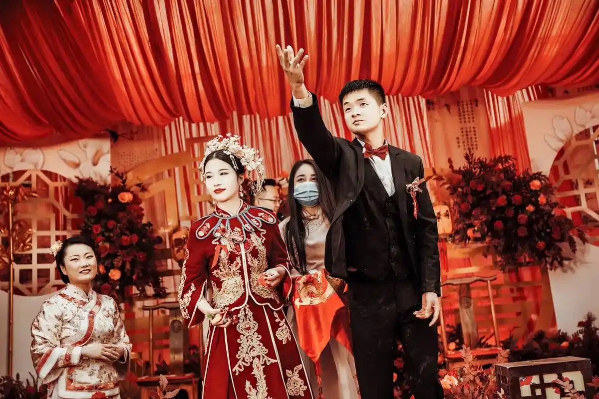 现代越来越多的年轻人开始爱上古典的中式婚礼, - 抖音