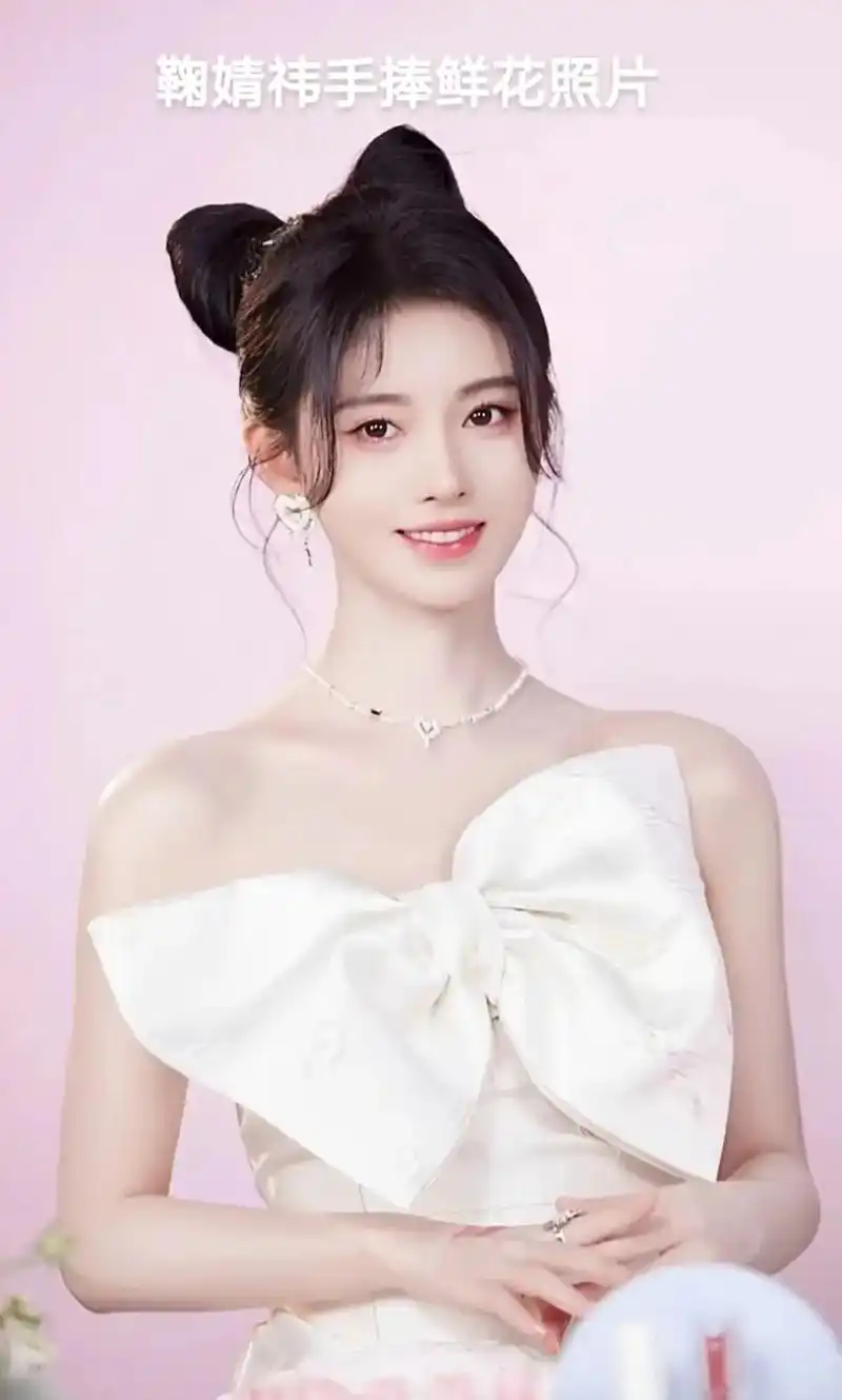 鞠婧祎手捧鲜花照片,你最喜欢哪一张?#鞠婧祎 - 抖音