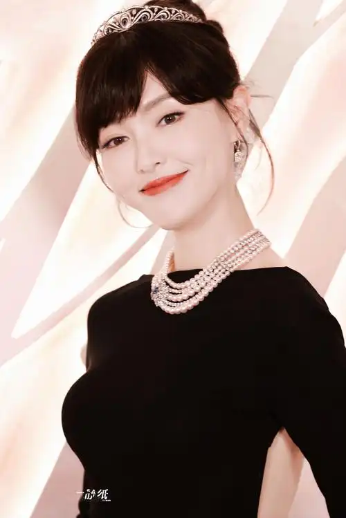 唐嫣惊艳亮相,赫本公主风造型引发热议