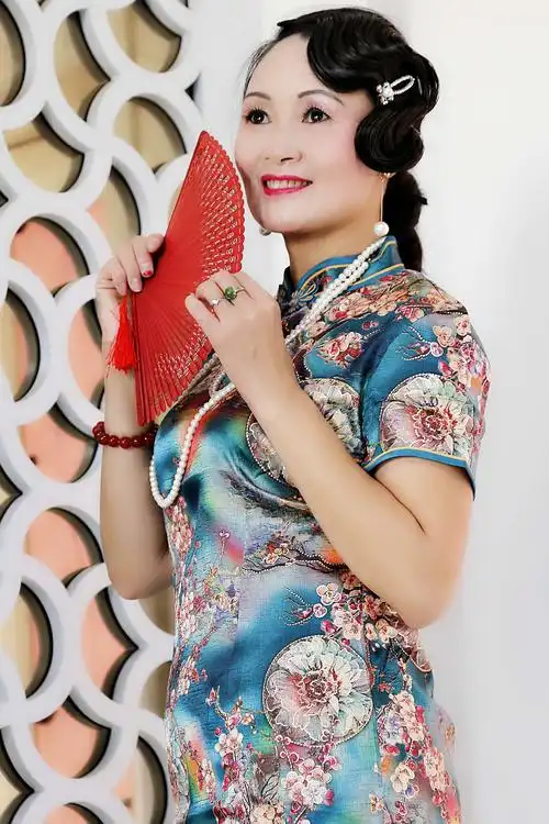 战雅芹 出镜  君子兰 文笔  感悟人生 爱歌爱舞爱旗袍, 风采艳丽巫栽