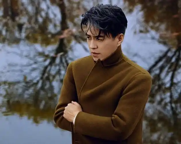 45岁靳东现身剧院看演出穿黑色中老年夹克外套满头白发显沧桑